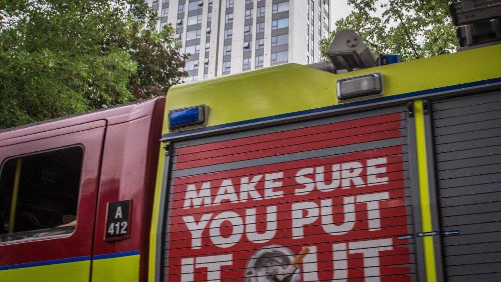 In London wurden mehrere Hochhäuser evakuiert. Hunderte Menschen verbrachten die Nacht auf Matratzen in öffentlichen Gebäuden, in Hotels oder bei Freunden.