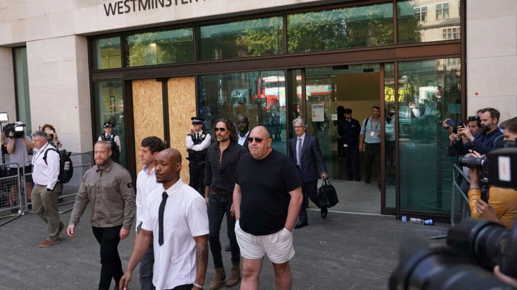 Russell Brand verlässt den Westminster Magistrates' Court. Nach längeren Ermittlungen steht der britische Schauspieler und Ex-Moderator Russell Brand wegen des Verdachts der Vergewaltigung vor Gericht. Foto: Alberto Pezzali/AP/dpa