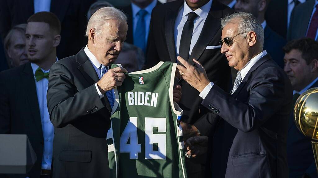 Beim Empfang der Milwaukee Bucks wird Präsident Joe Biden (links) ein Trikot mit seinem Namen und der 46 überreicht