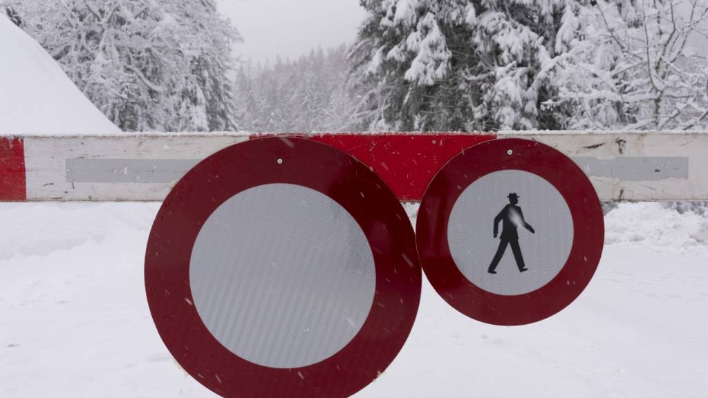 Entlang des Klöntalersees herrschte am Samstag Lawinengefahr, die Klöntalerstrasse wurde gesperrt. (Themenbild)