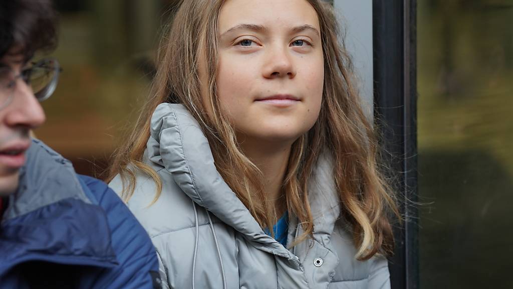 Die Klimaaktivistin Greta Thunberg demonstriert gemeinsam mit Demonstranten von Fossil Free London vor den Büros von J.P. Morgan in Canary Wharf, um den Gipfel des Energy Intelligence Forum (EIF) zu stören. Es treffen sich dort u.a. Shell, Total, Equinor, Saudi Aramco und andere Öl- und Gasunternehmen. Foto: Lucy North/PA Wire/dpa