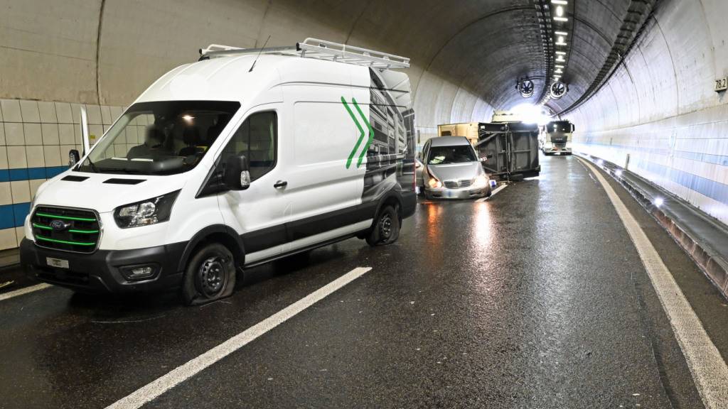 Wohnwagen kippt nach Kollision auf Autobahn A2 in Eich zur Seite