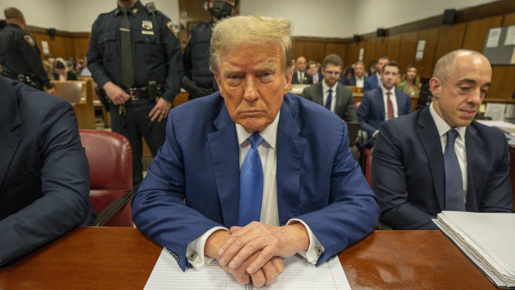dpatopbilder - Donald Trump, ehemaliger Präsident der USA, sitzt vor dem Strafgericht in Manhattan. Foto: Steven Hirsch/Pool New York Post/AP/dpa
