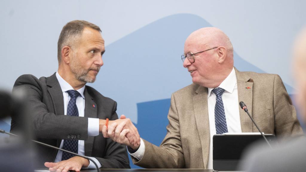 Angespannte Stimmung: Der Tessiner Regierungsrat Norman Gobbi (links) gab gegenüber SBB-CEO Vincent Ducrot (rechts) der Unzufriedenheit zum Abbau von SBB Cargo im Tessin Ausdruck.