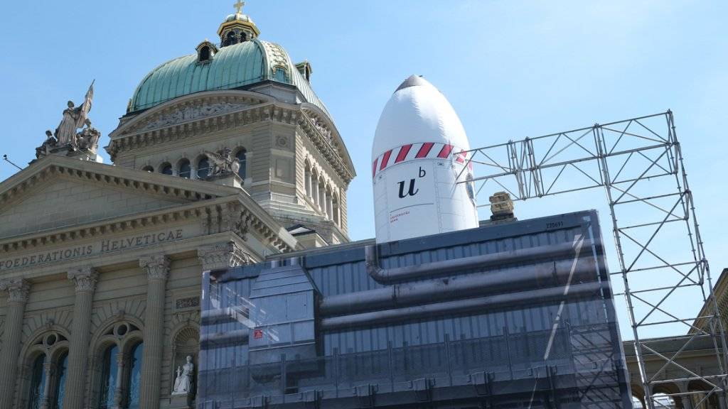Auf dem Berner Bundesplatz feiert die Universität mit der Bevölkerung im «Weltraumdorf» 50 Jahre Mondlandung. Im Innern des Raketenkubus wartet eine Multimediashow auf die Besucher.