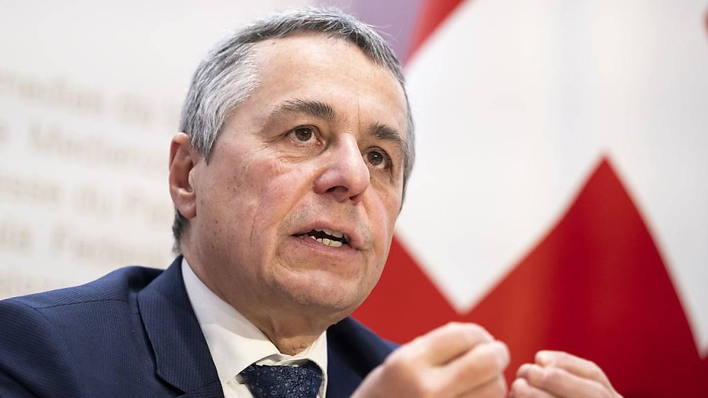 Aussenminister Ignazio Cassis erläutert an einer Medienkonferenz, weshalb der Bundesrat die Neutralitätsinitiative zur Ablehnung empfiehlt.