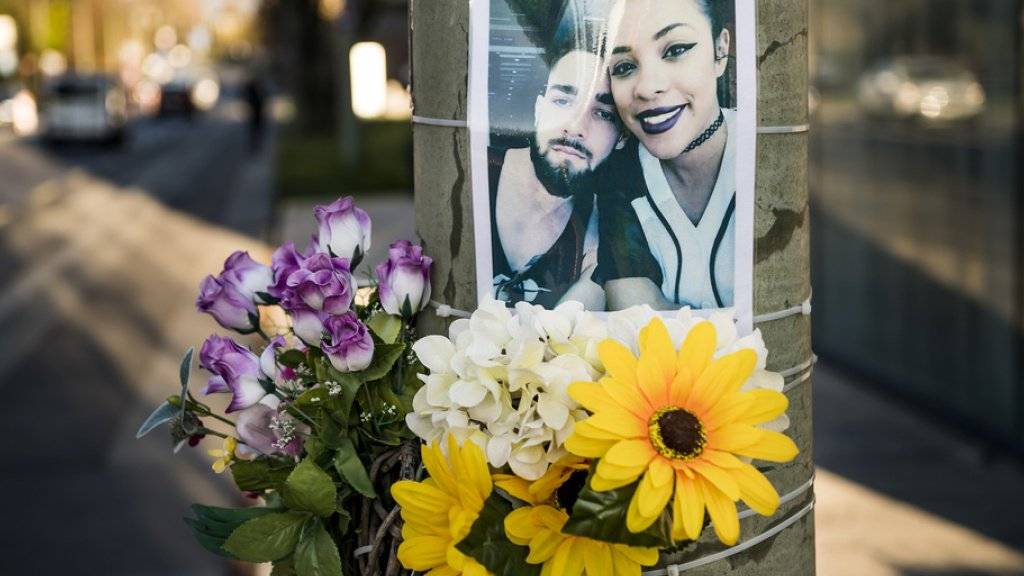 Blumen und ein Foto erinnern am Unfallort am Tag des Prozessbeginns in Lausanne an die beiden Opfer.