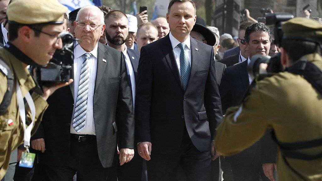 Trotz diplomatischer Eiszeit zwischen beiden Ländern reiste Israels Präsident Rivlin (M.r.) nach Polen und traf seinen polnischen Amtskollegen (M.) beim «Marsch der Lebenden».