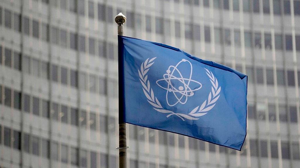 ARCHIV - Eine Fahne der Internationale Atomenergie-Organisation (IAEA) weht während Quartalssitzung des Gouverneursrats der IAEA vor ihrem Sitz. Foto: Matthias Schrader/AP/dpa