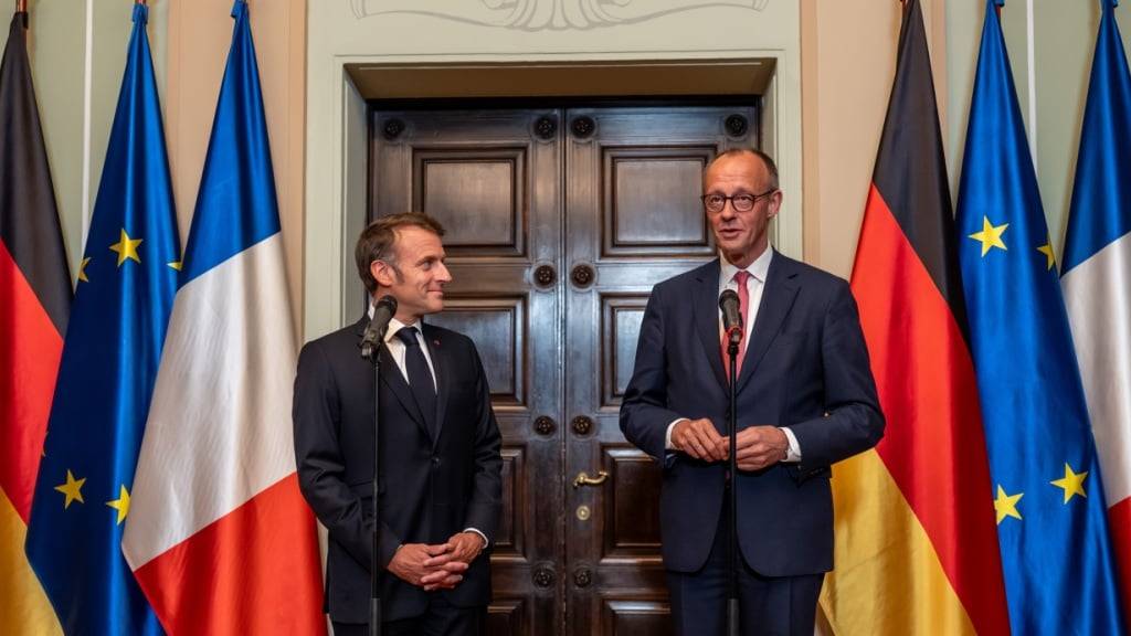 Bundeskanzler Friedrich Merz (CDU, r) empfängt Emmanuel Macron, Präsident von Frankreich, zum Besuch in der Villa Borsig, dem Gästehaus des Auswärtigen Amts. Foto: Michael Kappeler/dpa