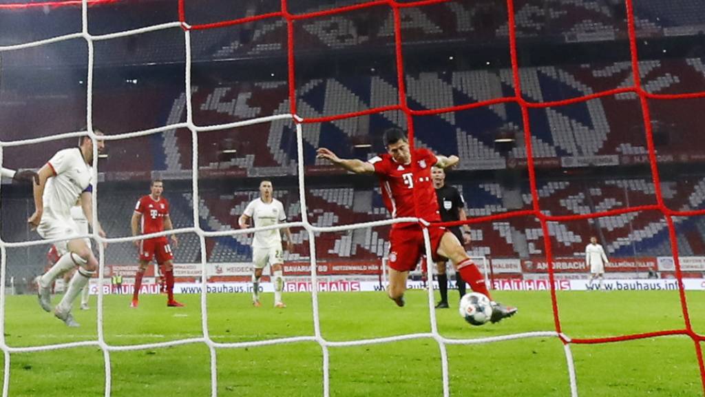 Robert Lewandowski (rechts/am Ball) schoss die Bayern mit seinem Tor in der 74. Minute gegen Eintracht Frankfurt in den Final