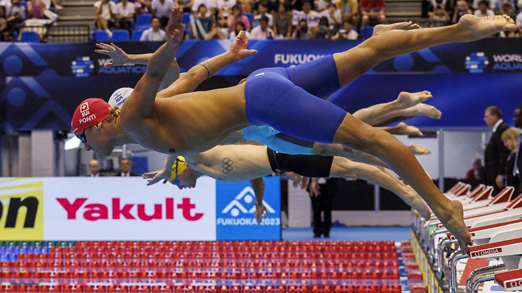 Noè Ponti (rote Kappe) verpasst über 100 m Delfin die Medaillenplätze deutlich