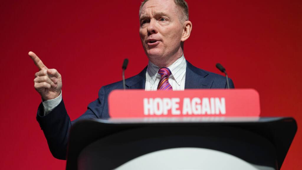 Chris Bryant, Großbritanniens Minister für Nordirland, hält eine Rede auf dem Parteitag der Labour-Partei im ACC Liverpool. Foto: Jon Super/AP/dpa