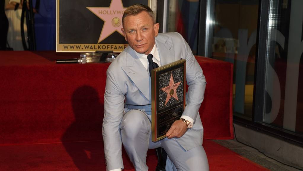 dpatopbilder - Daniel Craig posiert auf seinem neuen Stern auf dem Hollywood Walk of Fame während einer Zeremonie zu seinen Ehren. Der James-Bond-Darsteller sagte am Mittwochabend (Ortszeit), es mache ihn sehr glücklich, auf dem Bürgersteig von all diesen Legenden umgeben zu sein. Foto: Chris Pizzello/Invision via AP/dpa