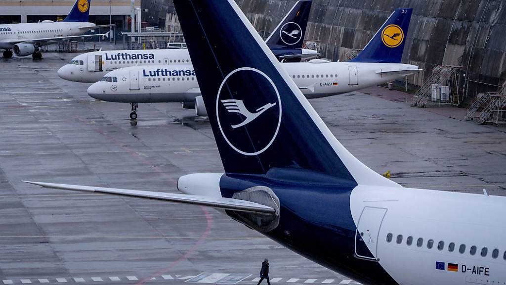 Bei der Lufthansa hat in der Nacht der angekündigte Warnstreik des Bodenpersonals begonnen. Das bestätigte am Mittwochmorgen ein Sprecher der deutschen Gewerkschaft Verdi am Frankfurter Flughafen. (Archivbild)
