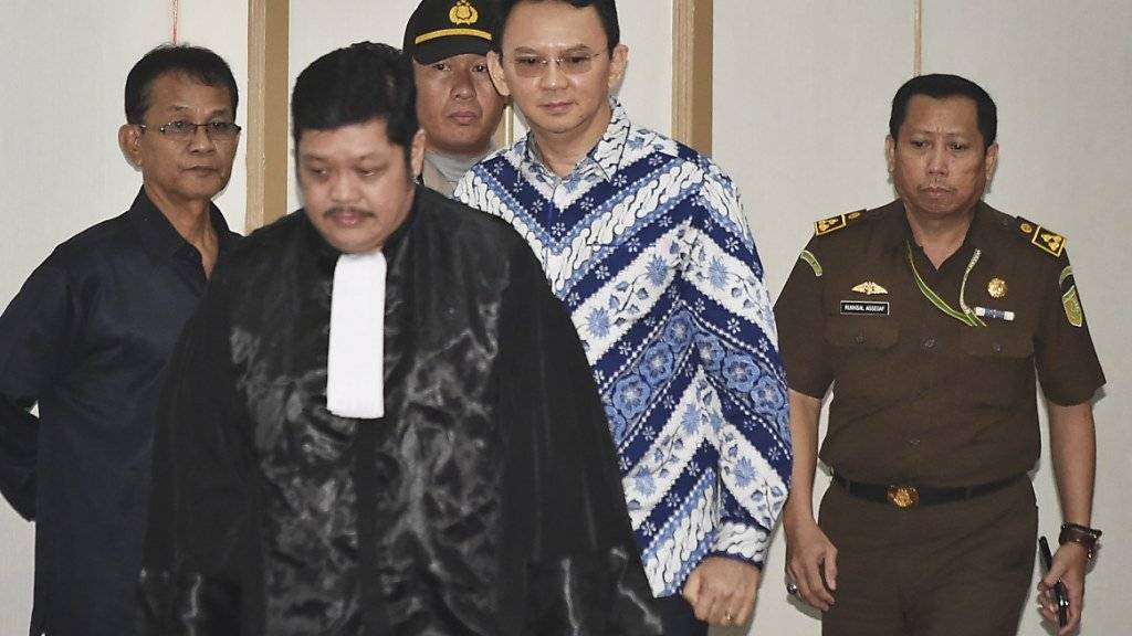 Jakartas aktueller Gouverneur Basuki Tjahaja Purnama (Mitte) ist zu einer Gefängnisstrafe von zwei Jahren wegen Gotteslästerung verurteilt worden.