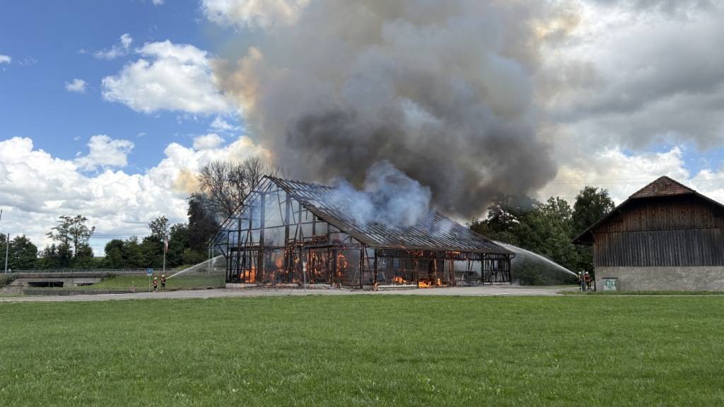 Beim Brand entstand vermutlich Sachschaden in sechsstelliger Höhe.