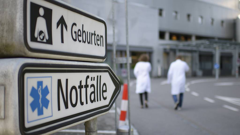 Das Spitalpersonal protestierte am Samstag in St. Gallen an einer Kundgebung mit über 2000 Teilnehmenden gegen den Stellenabbau. (Symbolbild)