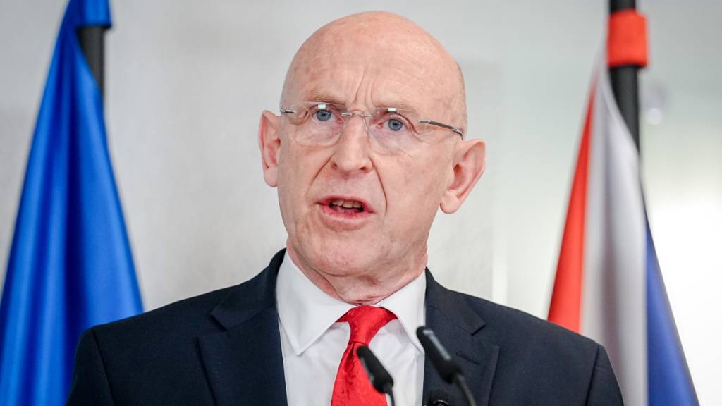 ARCHIV - John Healey, Verteidigungsminister von Großbritannien, gibt nach dem Treffen der Ukraine-Kontaktgruppe im Bundesministerium der Verteidigung eine Pressekonferenz. (zu dpa: «Britischer Verteidigungsminister tritt im Etatstreit zurück») Foto: Kay Nietfeld/dpa