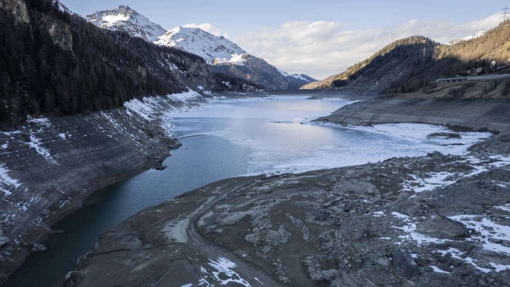 Zahlreiche Wasserkraftwerke in Graubünden werden ausserkantonal betrieben, wie hier der Marmorera Stausee des Elektrizitätswerks der Stadt Zürich (ewz). In den kommenden Jahren will der Kanton Graubünden deshalb den Heimfall anwenden. (Archivbild)