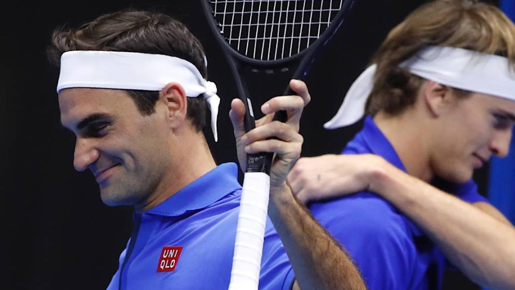 Roger Federer hatte sichtlich Spass - im Hintergrund sein Gegner Alexander Zverev.