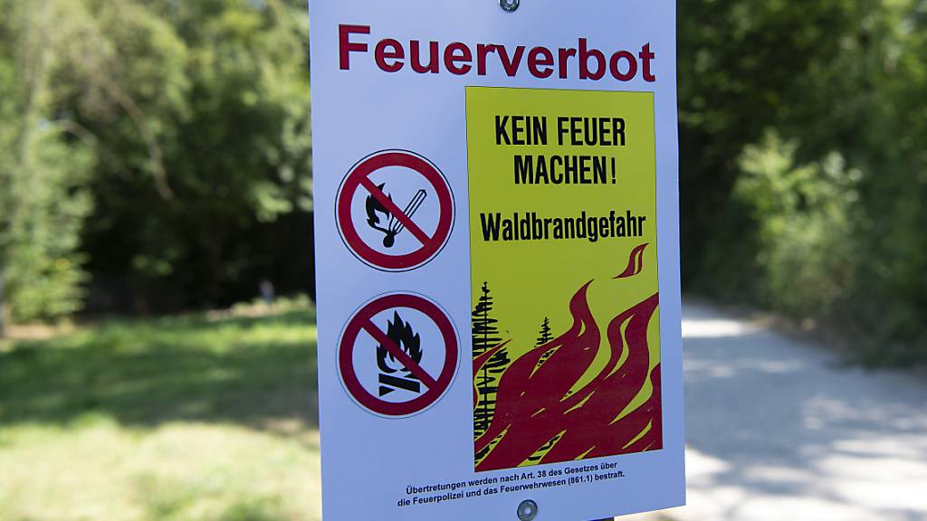 Feuerverbotsschild Ende Juli im Kanton Zürich.