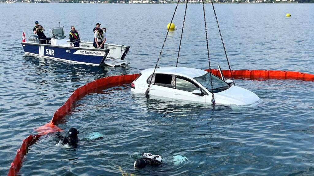 Eine 55-jährige Autofahrerin ist am Donnerstagabend in Uetikon am See über den Schiffsteg in den Zürichsee gefahren. Das Fahrzeug wurde erst am Freitagmorgen geborgen.