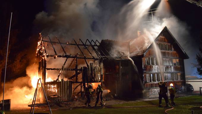 Hoher Sachschaden nach Brand in Wohnhaus und Scheune