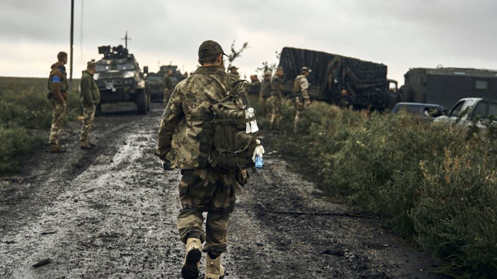 ARCHIV - Ukrainische Soldaten stehen auf einer Landstraße in der Region Charkiw. Foto: Kostiantyn Liberov/AP/dpa