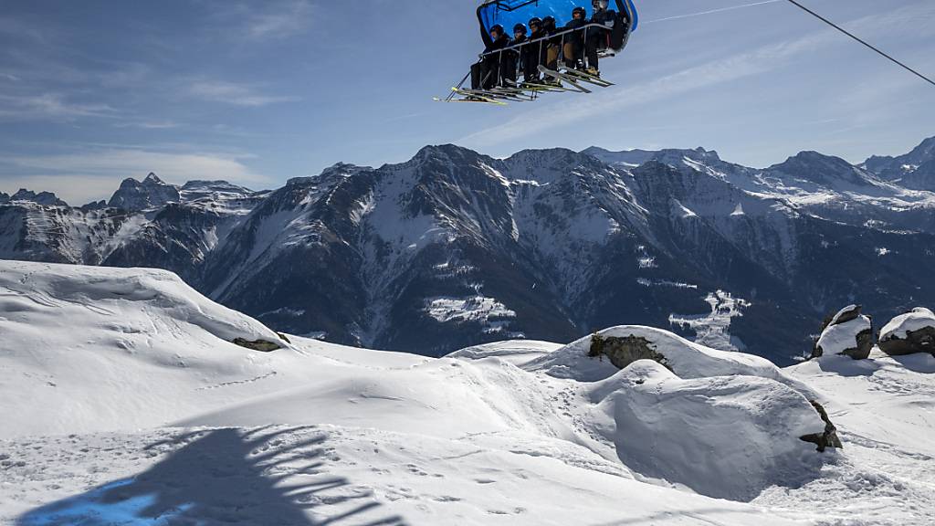 Nach dem Supersommer haben die Schweizer Bergbahnen einen Traumstart in die Wintersaison erlebt. Dank dem strahlenden Wetter und dem vielen Schnee wurden die Skigebiete überrannt. Es fuhren so viele Leute auf den Pisten wie selten. (Archivbild)