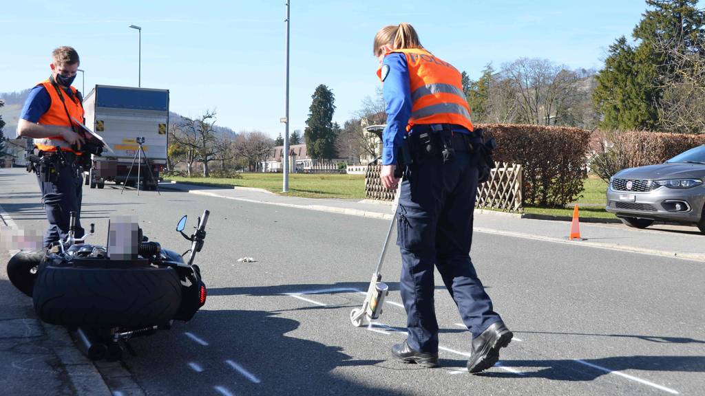 Heftiger Crash: Töfffahrer kracht in Sattelschlepper und wird schwer verletzt