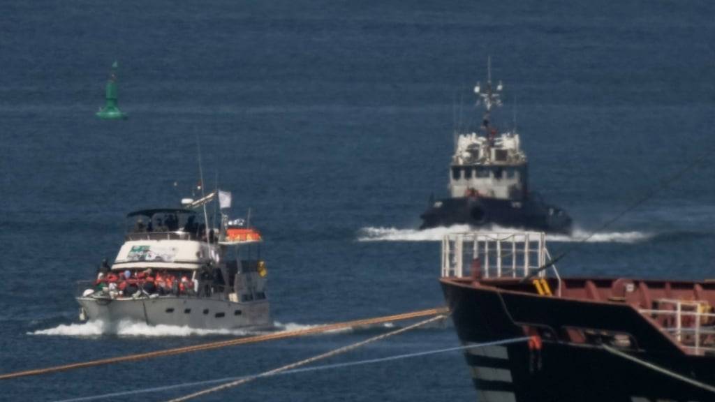 dpatopbilder - Israelische Marineschiffe eskortieren eines der Boote der zivilen Gaza-Flottille Sumud, nachdem es bei der Annäherung an die Küste des Gazastreifens abgefangen wurde, in Richtung des Hafens von Aschdod Foto: Leo Correa/AP/dpa