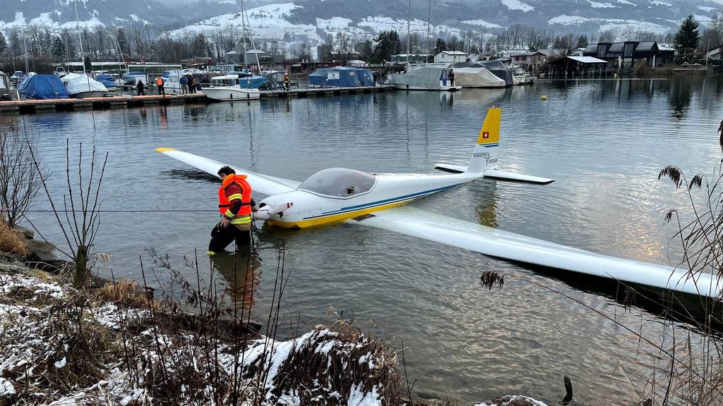 Sportflugzeug landet in Zürichsee