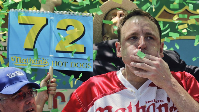 83 Hotdogs in zehn Minuten: Rekord für Wettesser Joey Chestnut