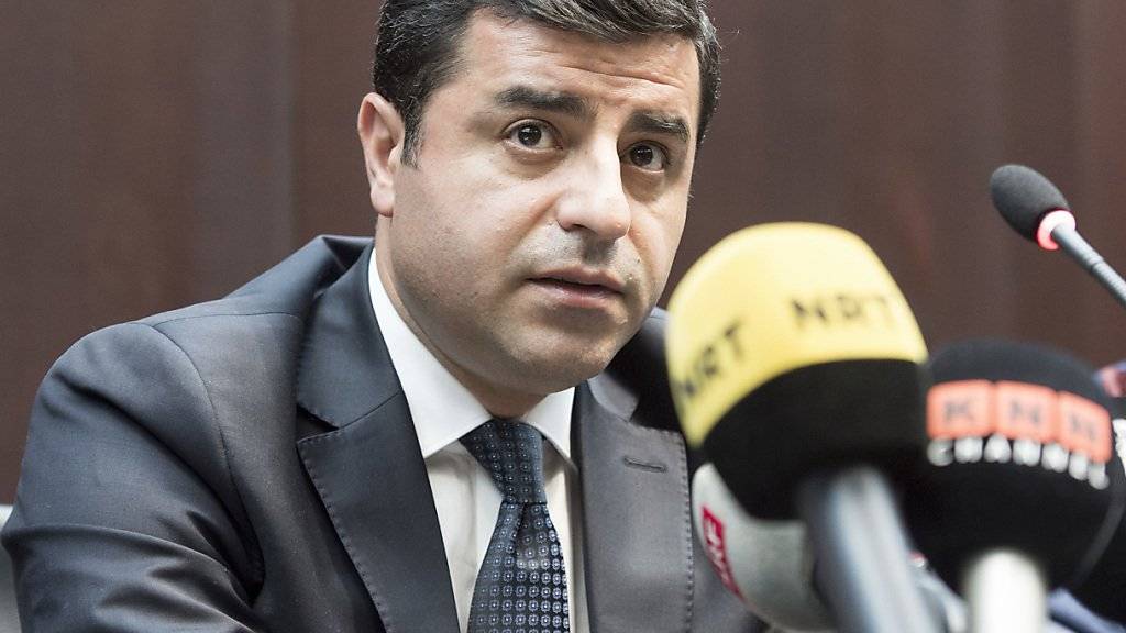 Gegen den prominenten Kurdenpolitiker Selahattin Demirtas laufen eine ganze Reihe von Prozessen. Im Hauptverfahren drohen ihm bis zu 142 Jahre Haft. (Archivbild)
