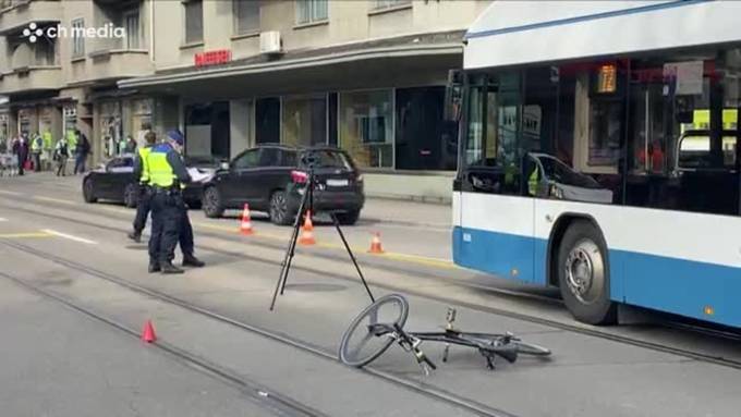 Velofahrer bei Kollision mit Bus mittelschwer verletzt