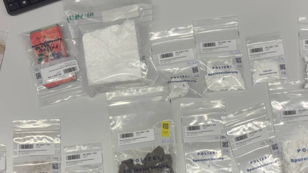 Bei Kontrollen sowie anschliessenden Hausdurchsuchungen in Chur und Domat/Ems stellte die Bündner Polizei insgesamt über 1,5 Kilogramm Betäubungsmittel sicher.