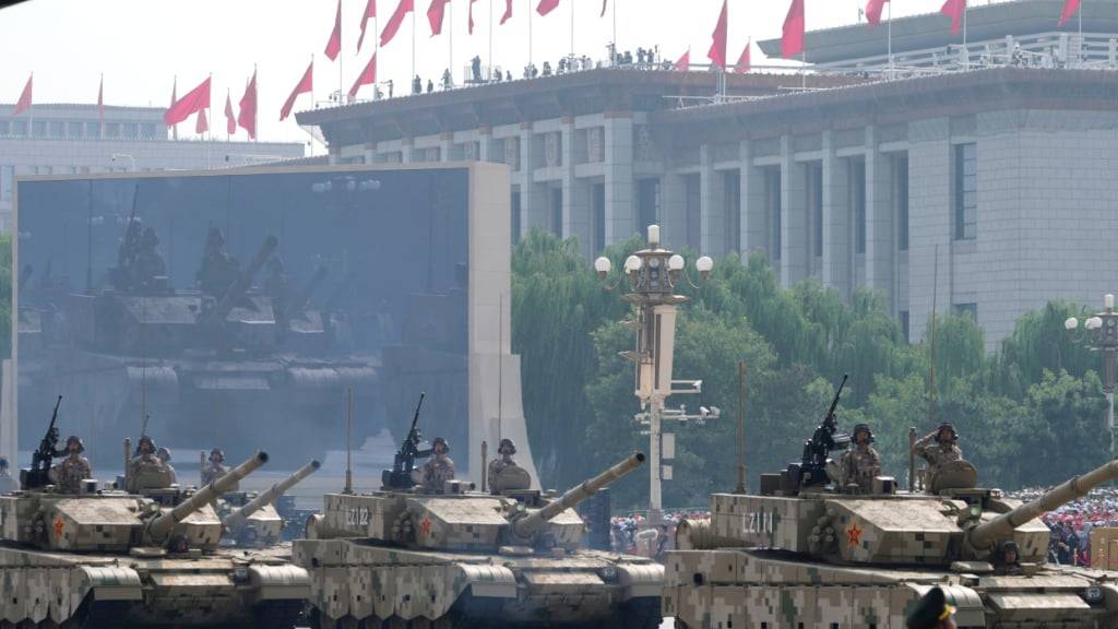 Gepanzerte Fahrzeuge nehmen an einer Militärparade zum Gedenken an den 80. Jahrestag der Kapitulation Japans im Zweiten Weltkrieg vor dem Tor des Himmlischen Friedens teil. Foto: Ng Han Guan/AP/dpa