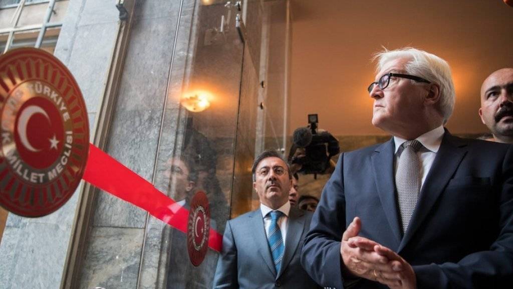 Frank-Walter Steinmeier (vorne) am Dienstag bei seinem Besuch des Parlaments in Ankara.