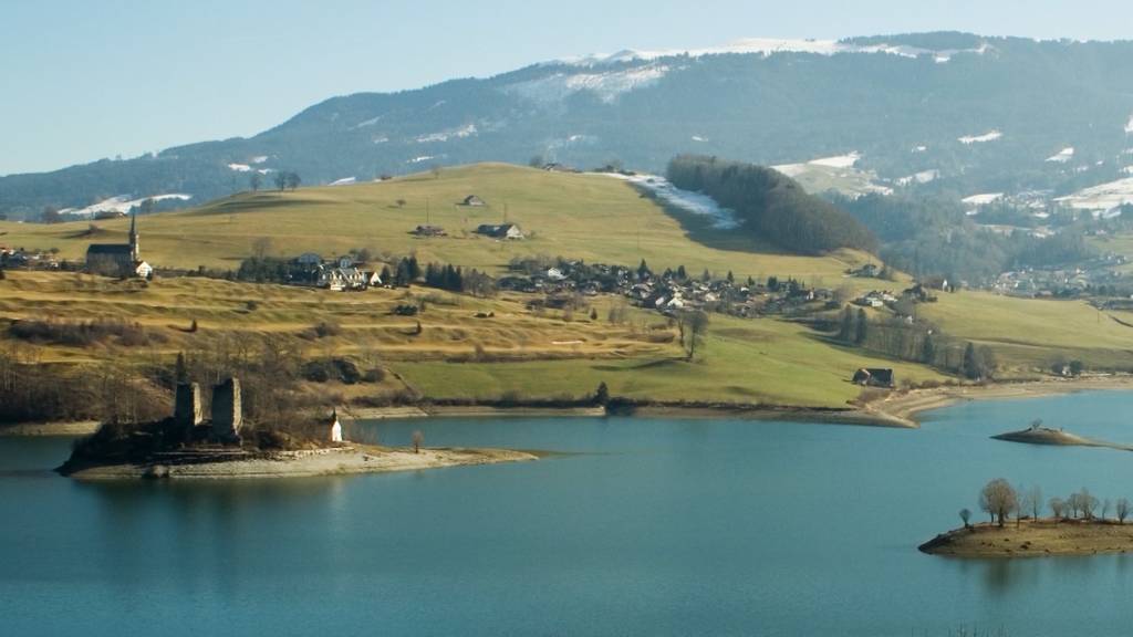 Frau „strandet“ auf Insel im Greyerzersee