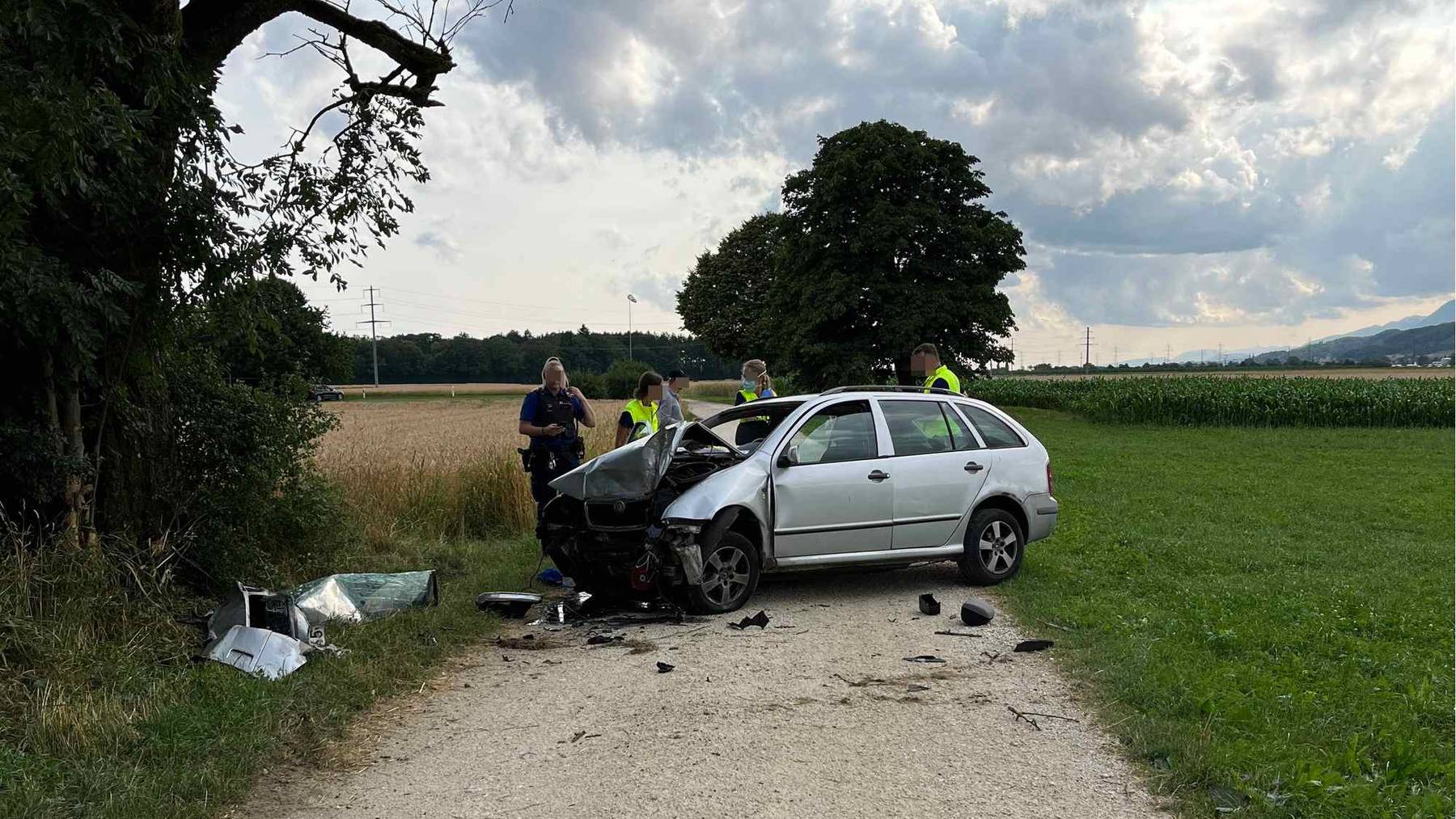 Unfall Kestenholz Auto prallt in Baum