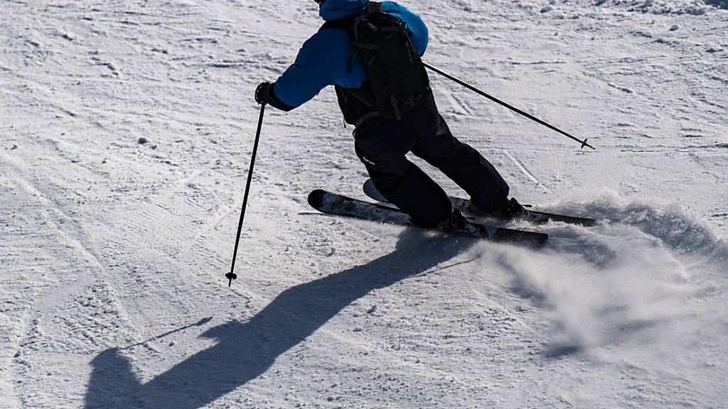 ARCHIV - Ein Skifahrer fährt einen Hang herunter. Foto: Patrick Seeger/dpa