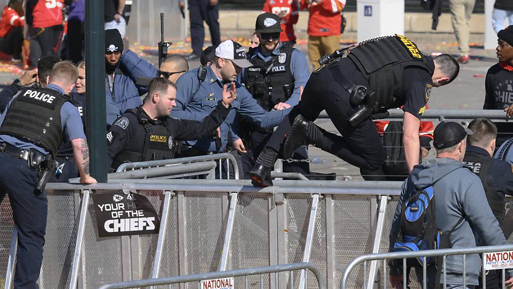 Polizeieinsatz in Kansas City: Bei der Siegesparade der Super-Bowl-Sieger sind Schüsse gefallen. Foto: Reed Hoffmann/AP/dpa