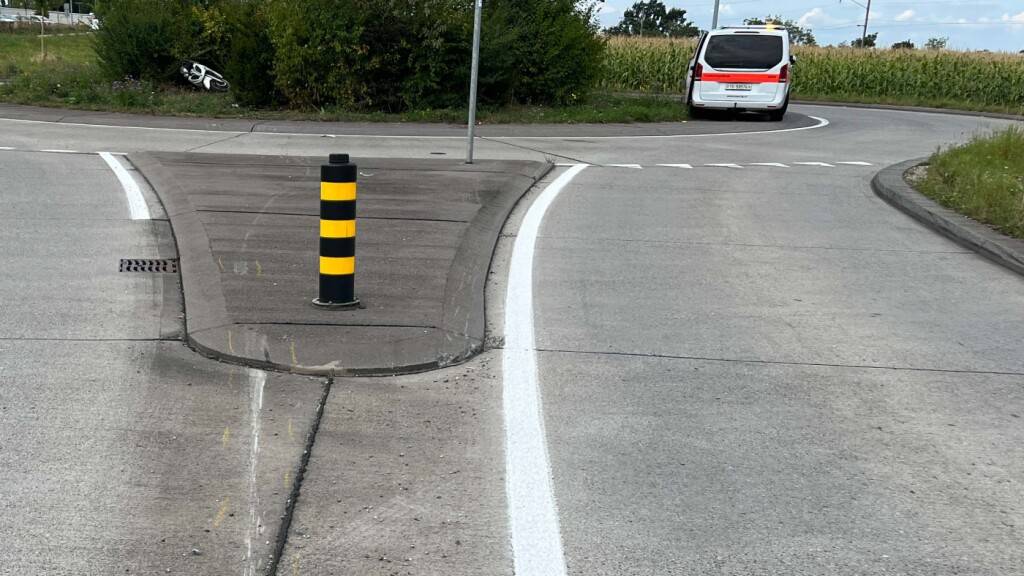 Der Rollerfahrer kollidierte zuerst mit einer Verkehrsinsel vor einem Kreisel.