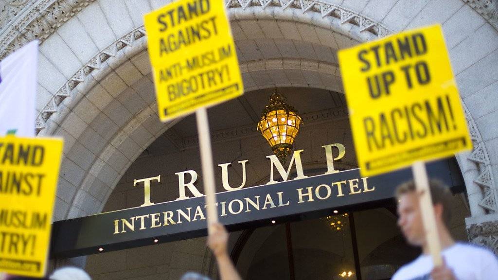 Die Demonstranten vor Trumps neuem Hotel in Washington.