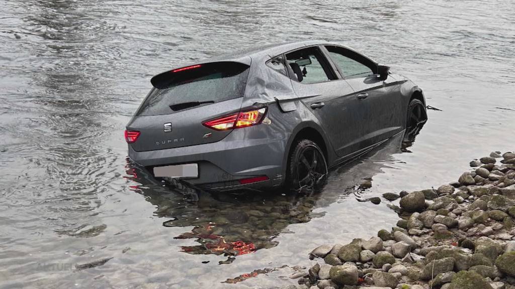 Selbstunfall: Junger Autolenker stürzt in Bremgarten mit Auto in die Reuss