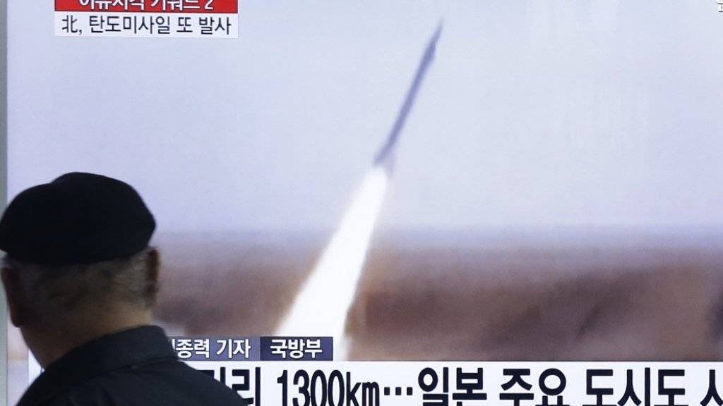 Das südkoreanische Fernsehen zeigt Aufnahmen eines Raketenstarts im Norden. Der UNO-Sicherheitsrat verurteilte den erneuten Raketentest Nordkoreas, der gegen UNO-Resolutionen verstösst.
