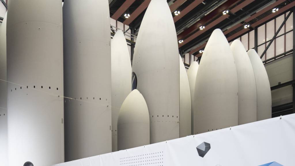 Um die riesigen Spitzen der Ariane-6-Raketen zu lagern, musste Beyond Gravity in Emmen LU die Decke anheben.