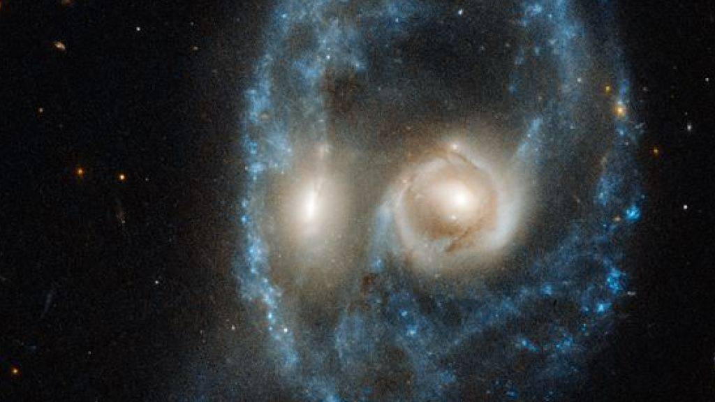 Zwei Galaxien, die kollidieren, bilden dieses kosmische Gesicht.
