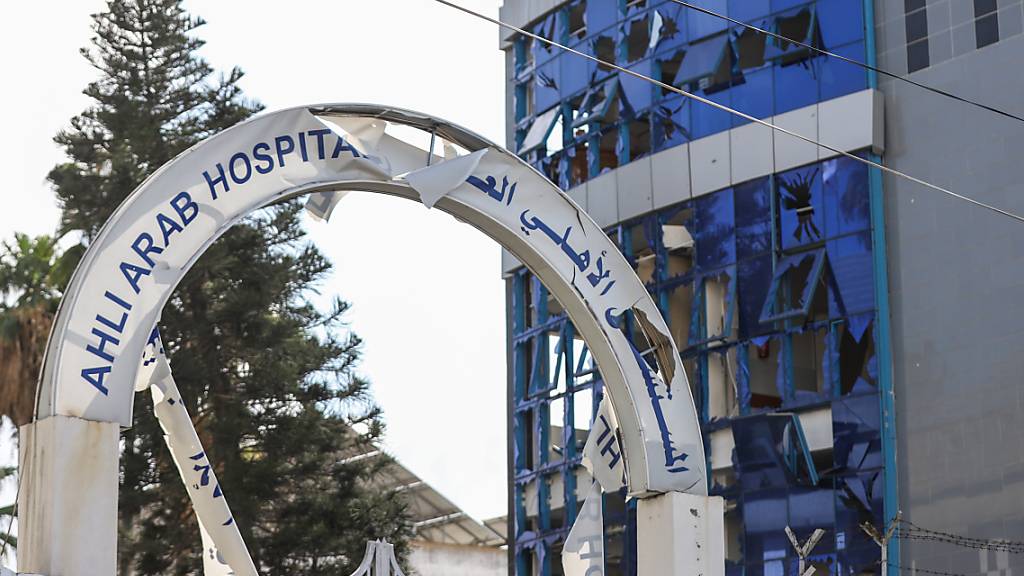 Ein Überblick über die Verwüstungen, die durch den Angriff auf das Ahli Arab Krankenhaus verursacht wurden, bei dem Dutzende von Zivilisten getötet wurden. Foto: Mohammad Abu Elsebah/dpa